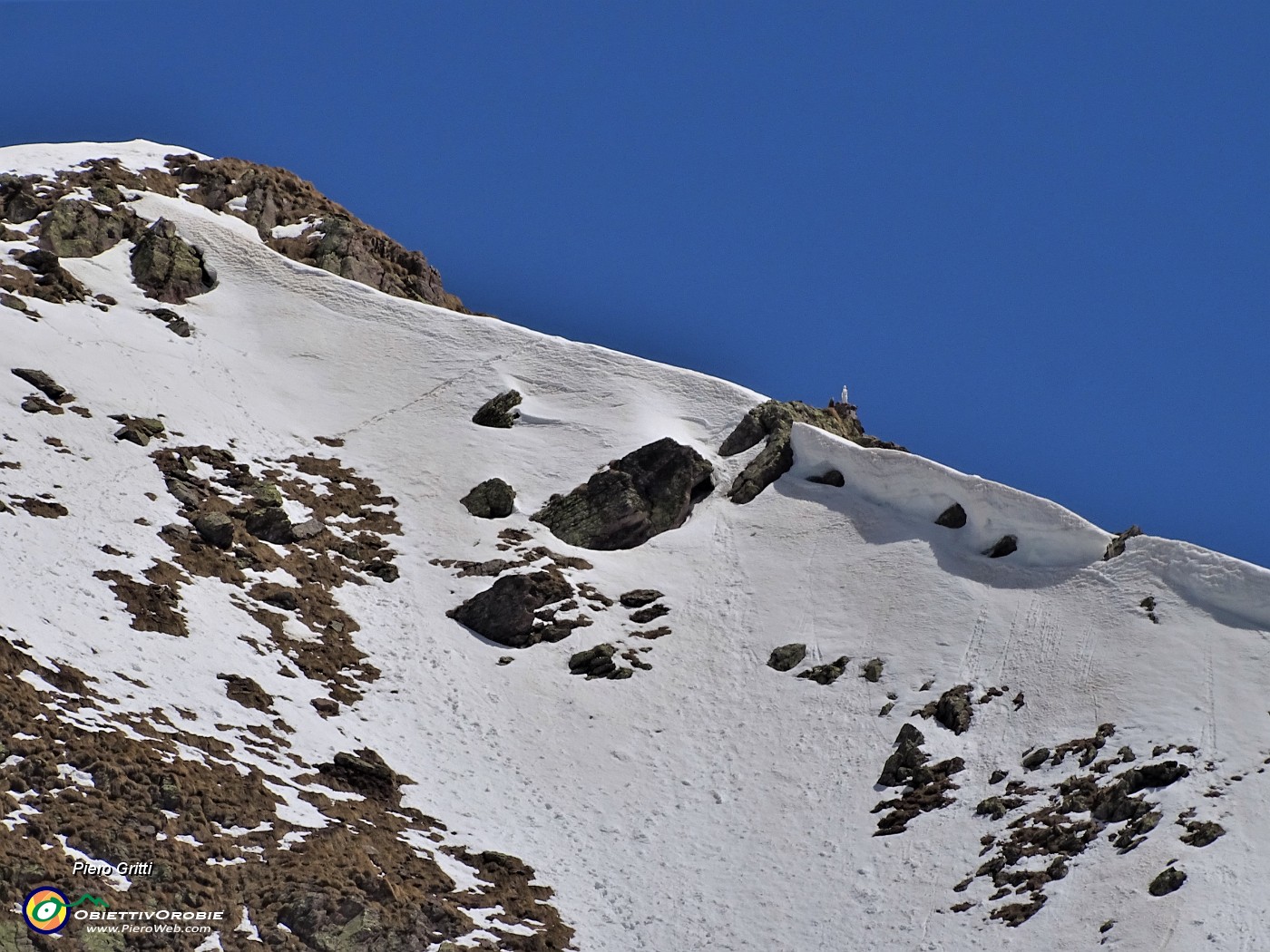 60 Anche Cima del Pietra Quadra con la Madonninna del GEM baciata dal sole.JPG